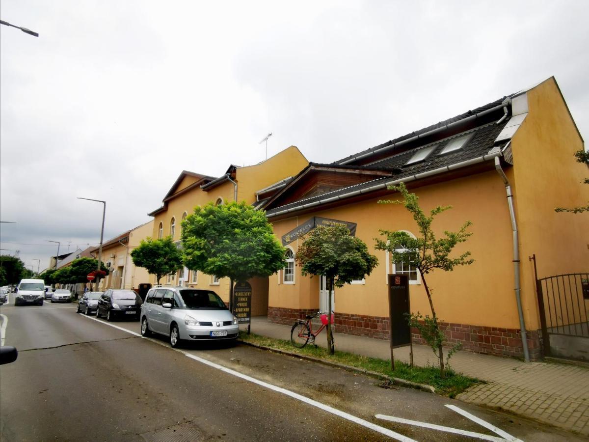 Komplex -Rendezvenytermek-Panzio-Apartman-Irodak- Mateszalka Εξωτερικό φωτογραφία