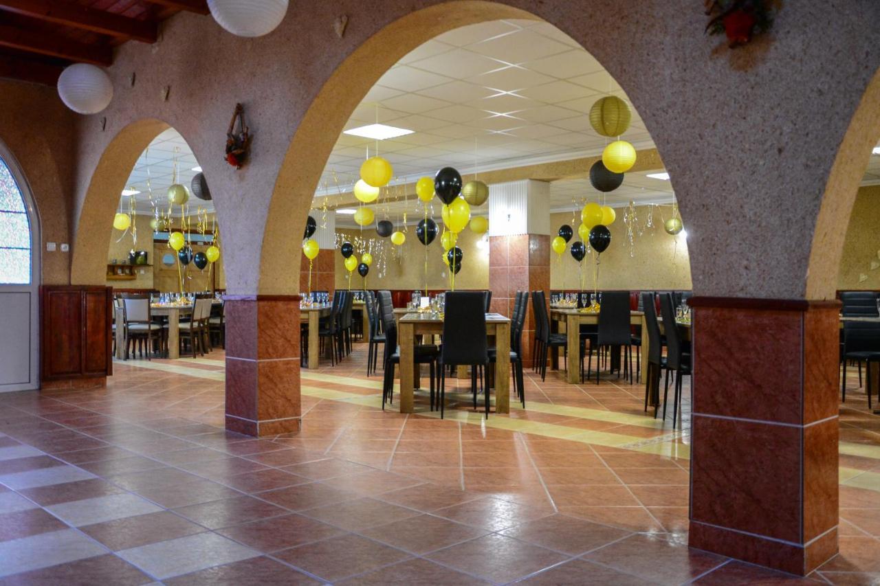 Komplex -Rendezvenytermek-Panzio-Apartman-Irodak- Mateszalka Εξωτερικό φωτογραφία